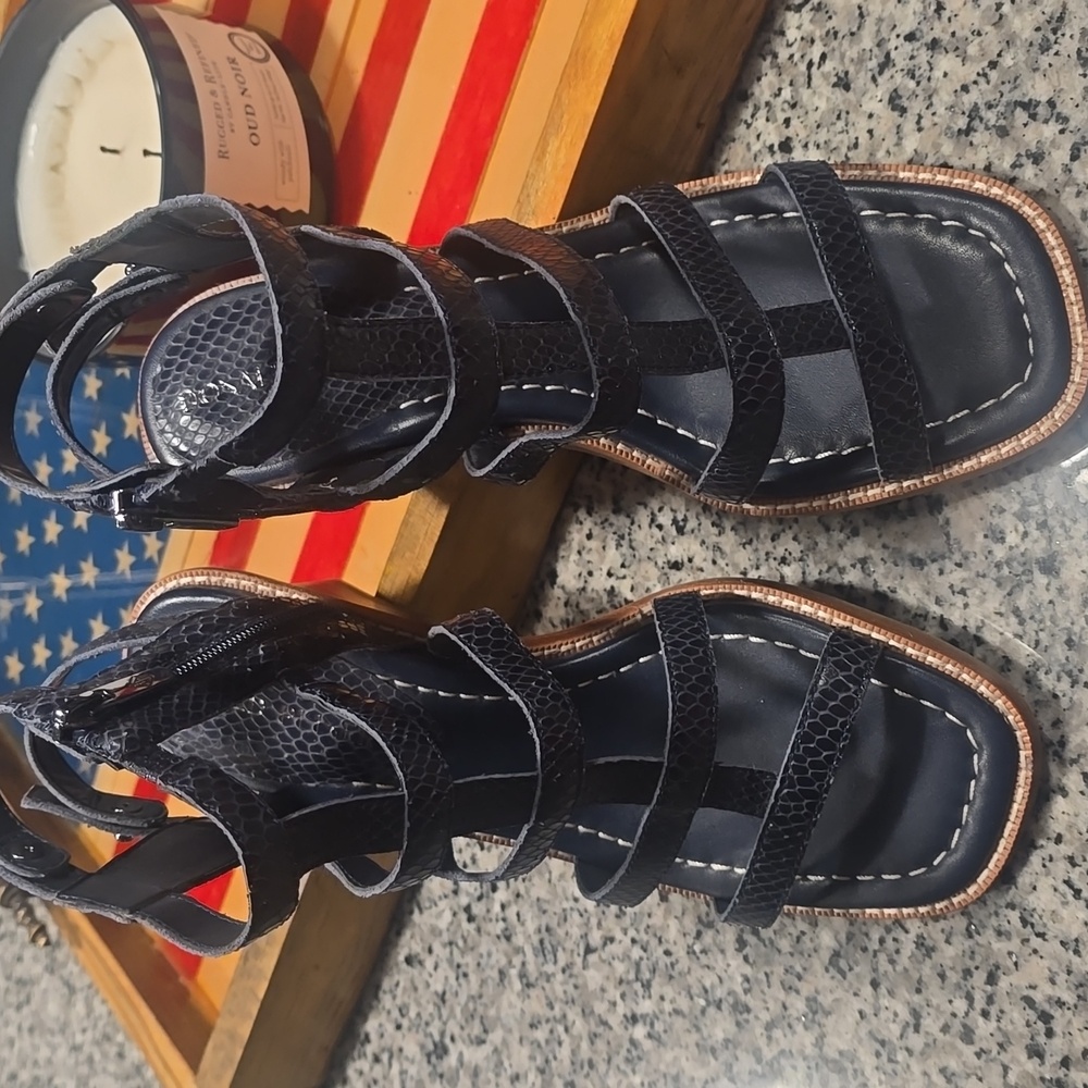 NWOT Donald Pliner - Jenessa Block Heel Gladiator Sandal 9 Navy